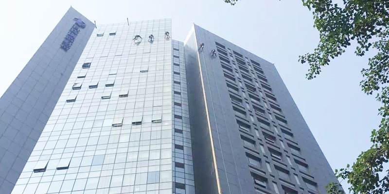 朗潔為你講解寫字樓外墻玻璃清洗注意事項
